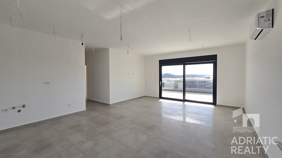 Tribunj, moderno bilocale con due posti auto, vista mare