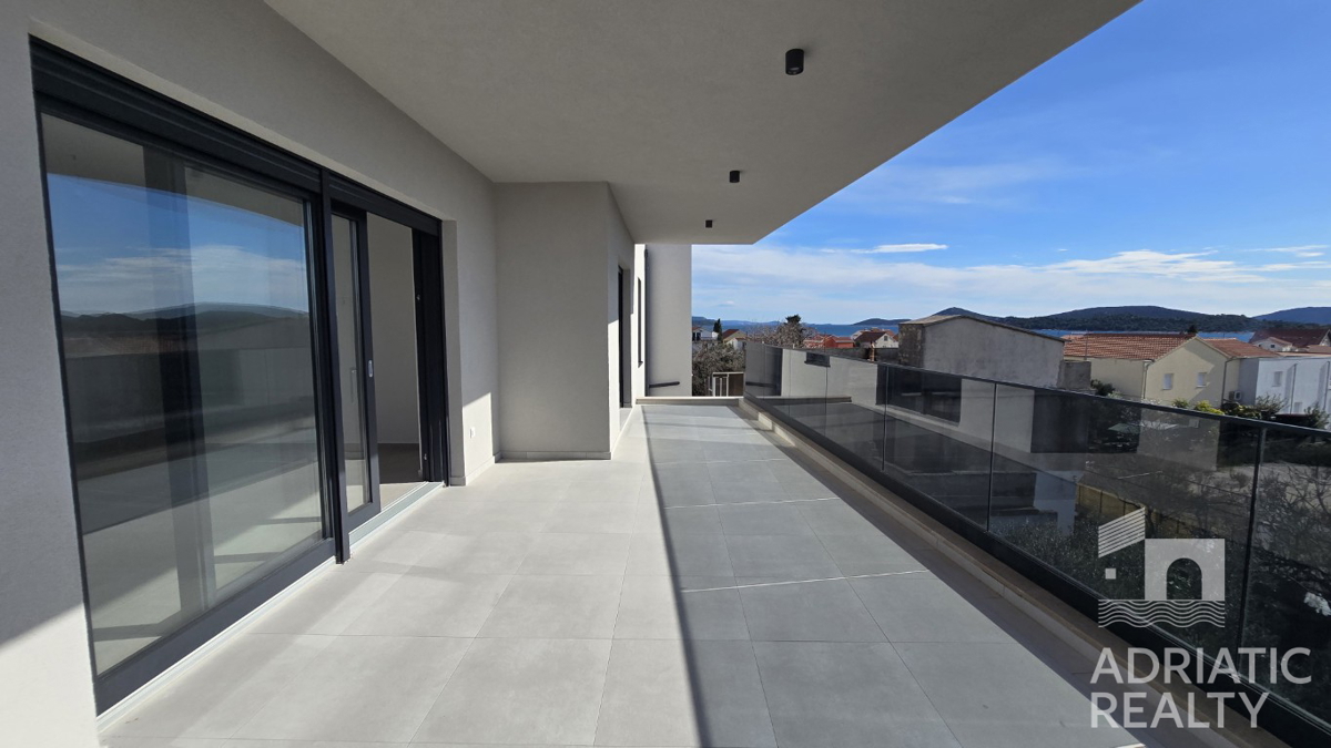 Tribunj, moderno bilocale con due posti auto, vista mare