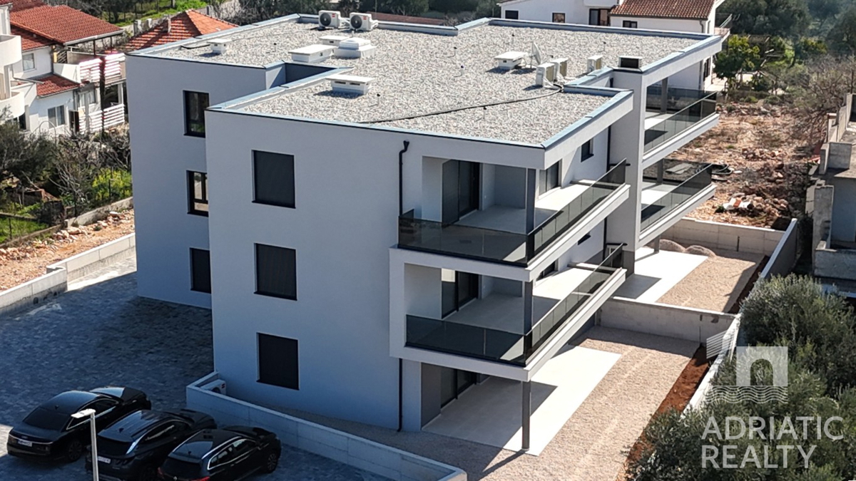 Tribunj, moderno bilocale con due posti auto, vista mare