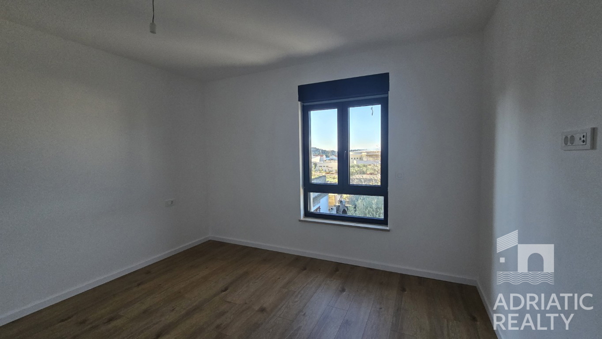 Tribunj, moderno bilocale con due posti auto, vista mare