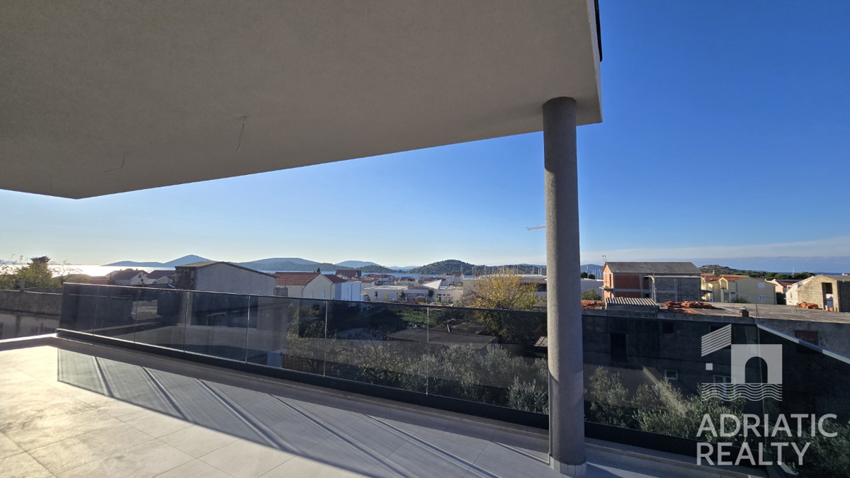 Tribunj, moderno bilocale con due posti auto, vista mare