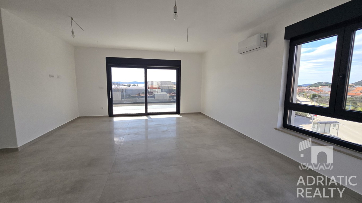 Tribunj, moderno bilocale con due posti auto, vista mare