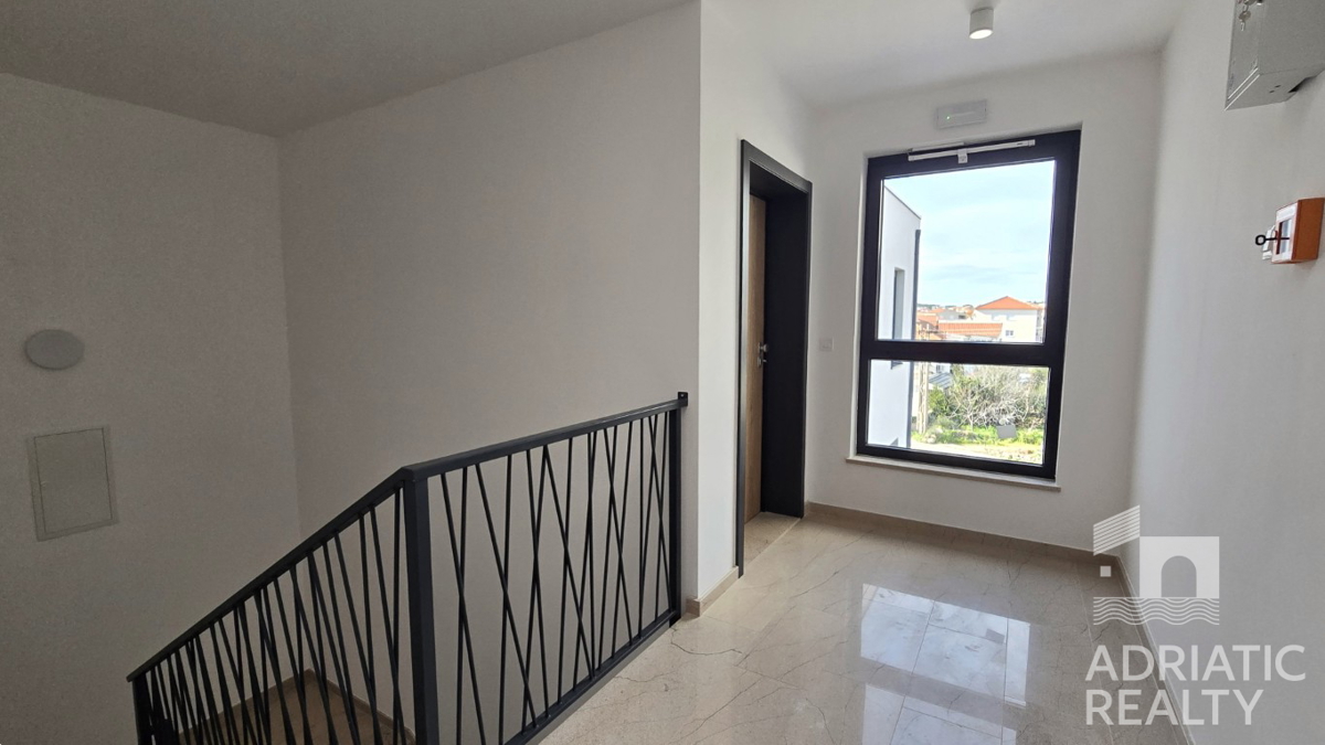 Tribunj, moderno bilocale con due posti auto, vista mare