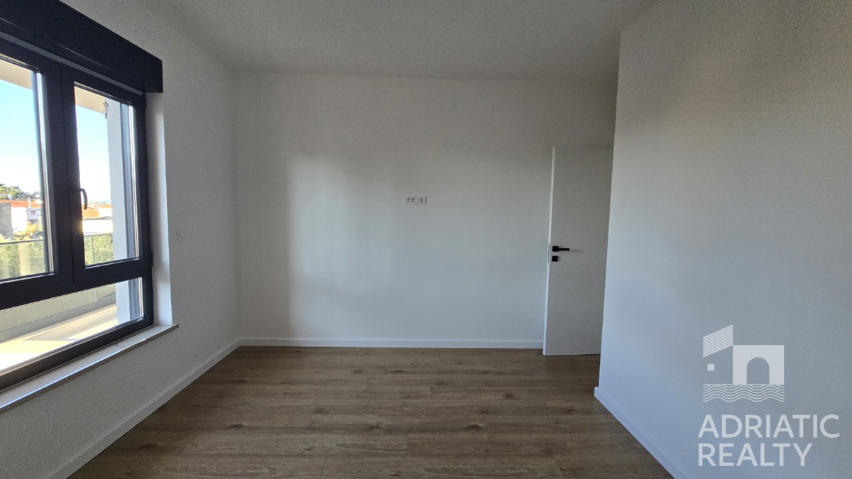 Tribunj, moderno bilocale con due posti auto, vista mare