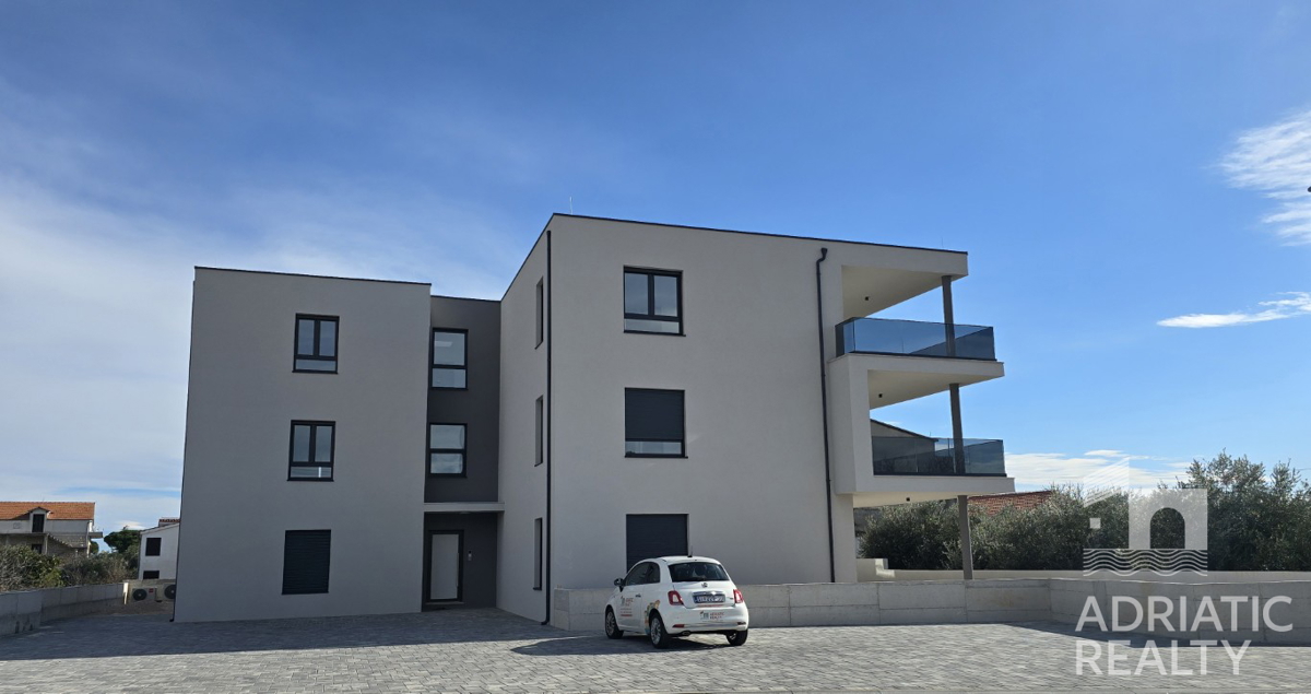 Tribunj, moderno bilocale con due posti auto, vista mare