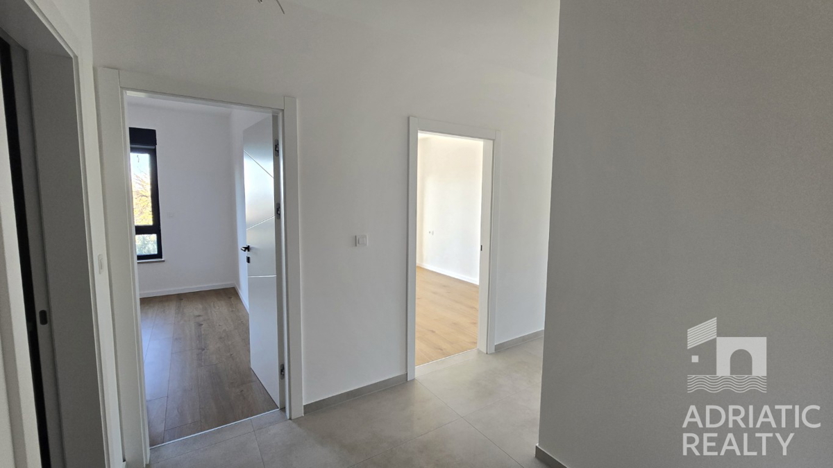 Tribunj, moderno bilocale con due posti auto, vista mare