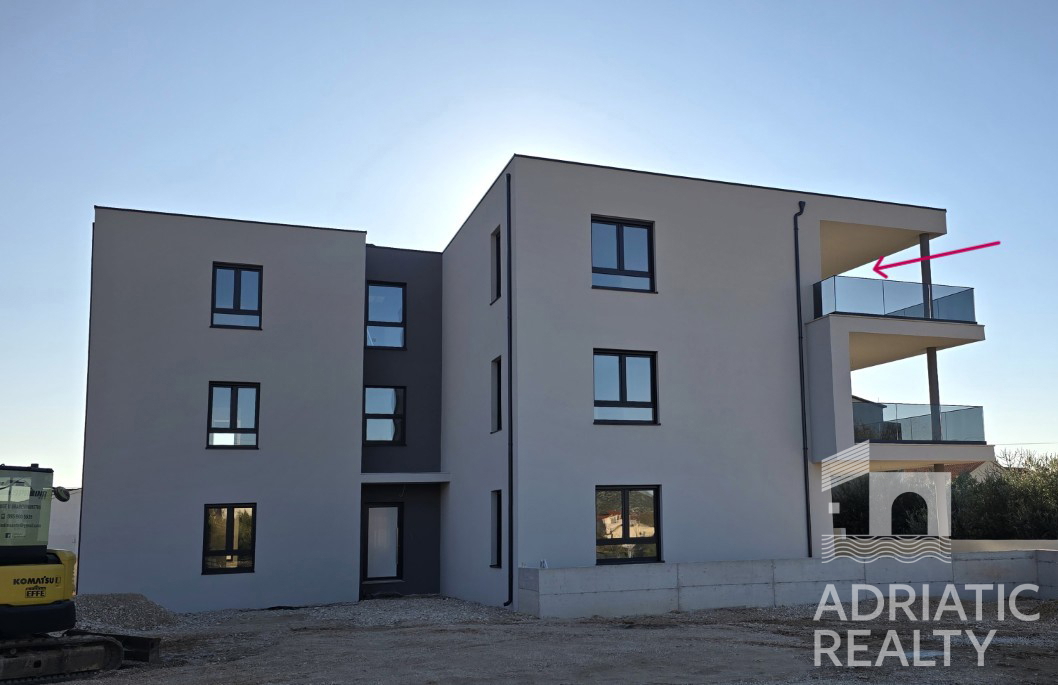 Tribunj, moderno bilocale con due posti auto, vista mare