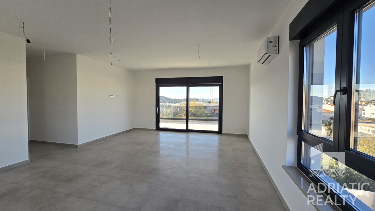 Tribunj, moderno bilocale con due posti auto, vista mare