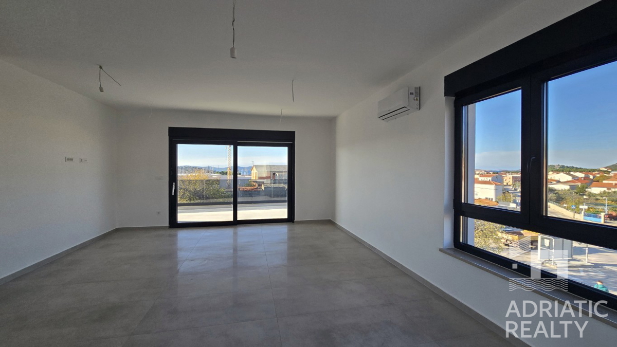 Tribunj, moderno bilocale con due posti auto, vista mare