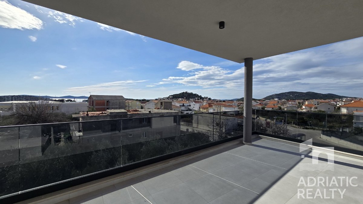 Tribunj, moderno bilocale con due posti auto, vista mare