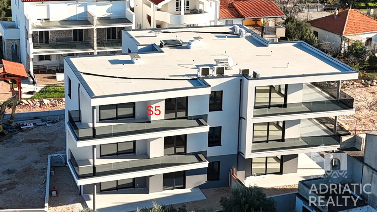 Tribunj, moderno bilocale con due posti auto, vista mare