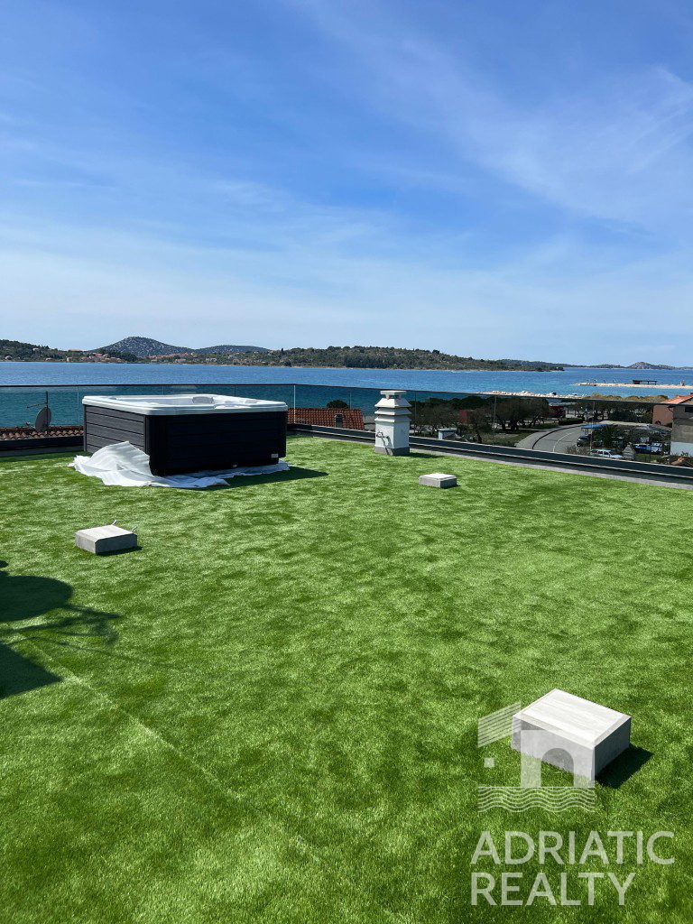 Srima, appartamento bilocale e monolocale con terrazza sul tetto, vista mare