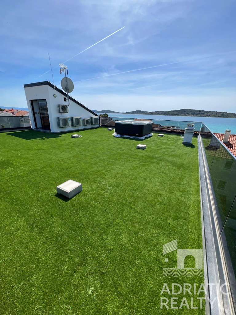 Srima, appartamento bilocale e monolocale con terrazza sul tetto, vista mare