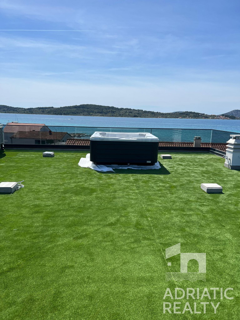 Srima, appartamento bilocale e monolocale con terrazza sul tetto, vista mare