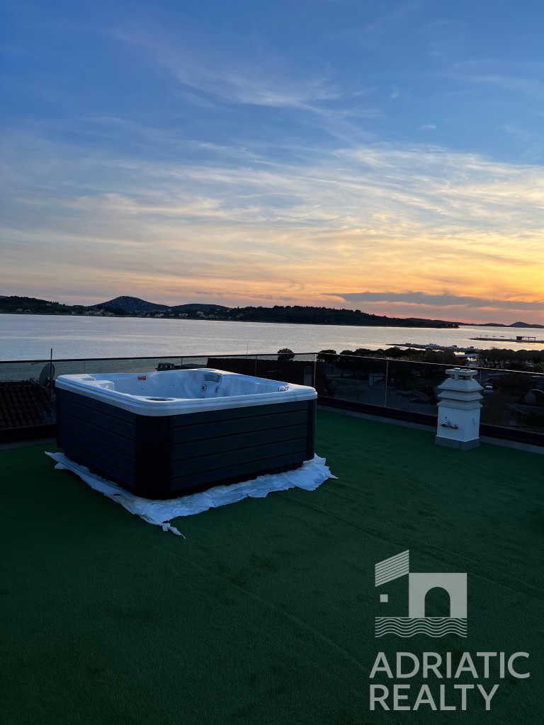 Srima, appartamento bilocale e monolocale con terrazza sul tetto, vista mare