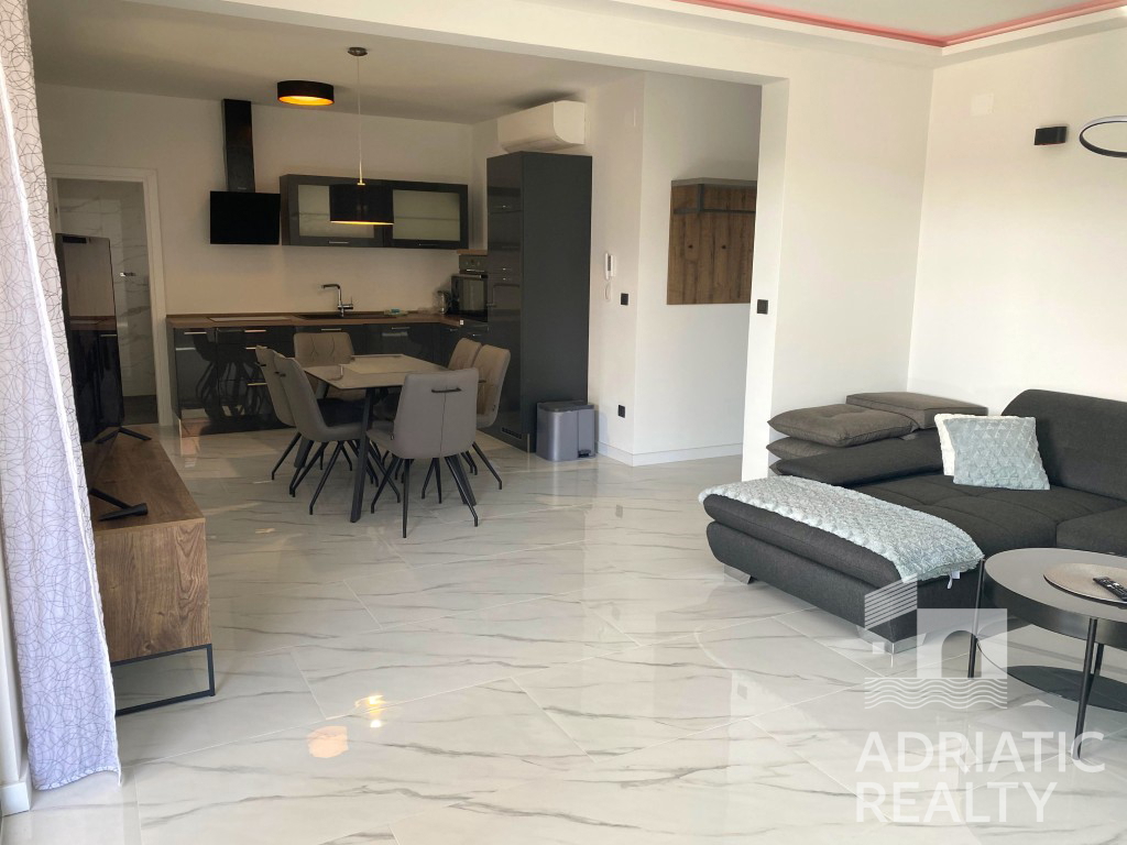 Srima, appartamento bilocale e monolocale con terrazza sul tetto, vista mare