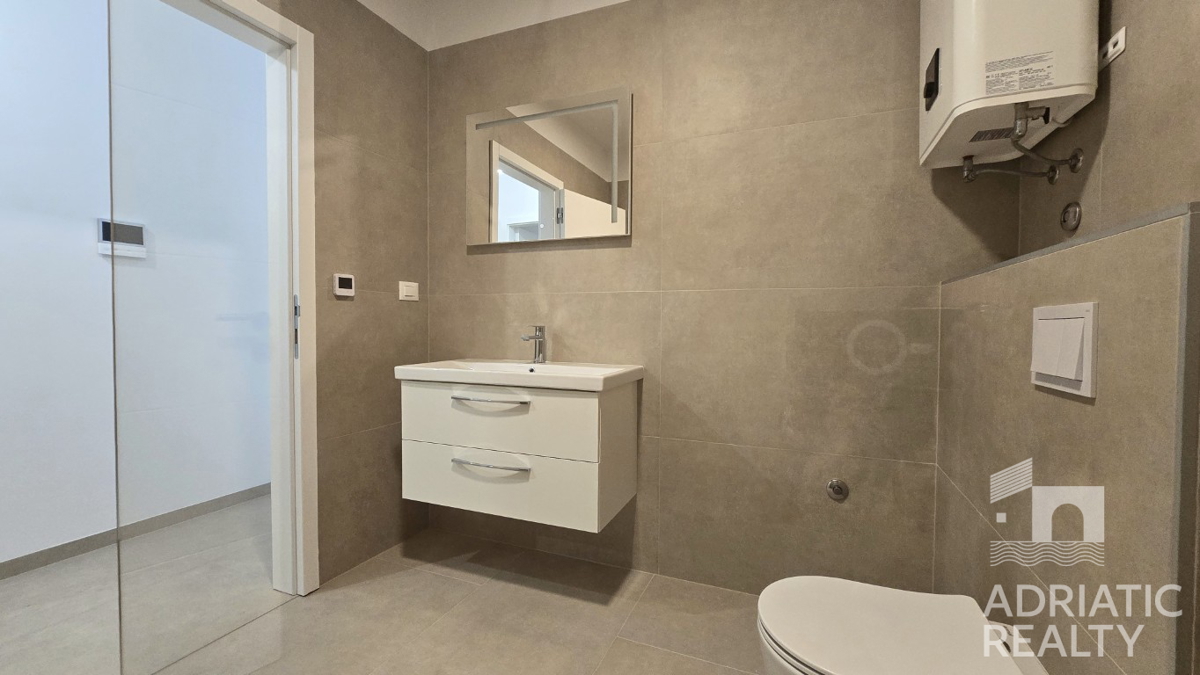 Vodice, appartamento su due livelli con cortile vicino alla spiaggia