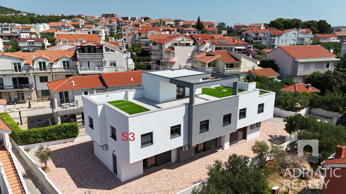 Vodice, appartamento su due livelli con cortile vicino alla spiaggia