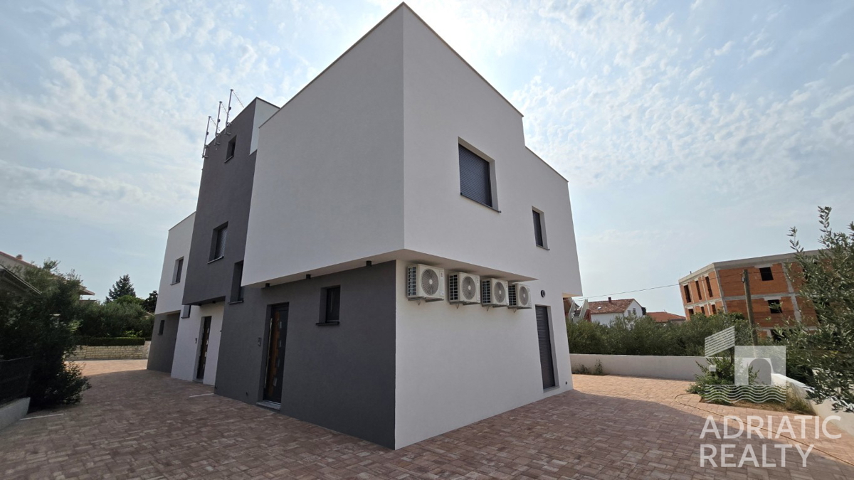 Vodice, appartamento su due livelli con cortile vicino alla spiaggia