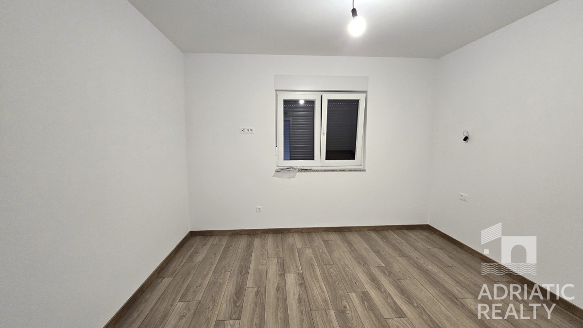 Vodice, appartamento su due livelli con cortile vicino alla spiaggia