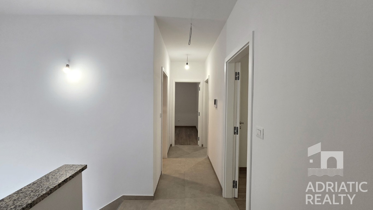 Vodice, appartamento su due livelli con cortile vicino alla spiaggia