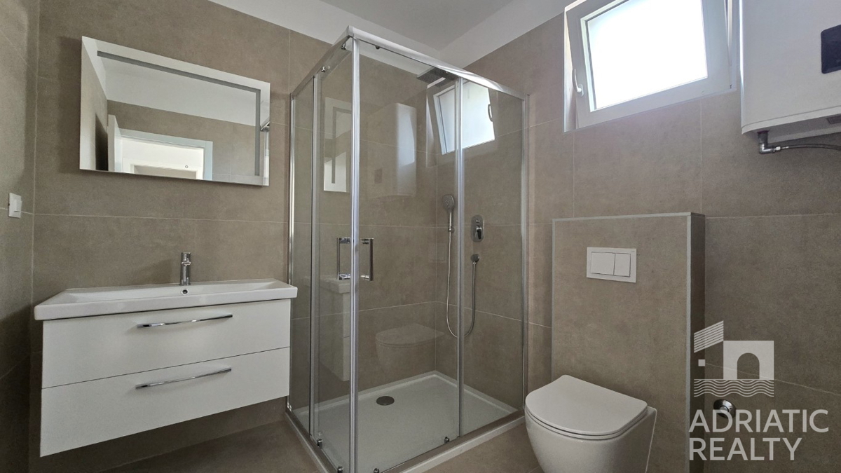 Vodice, appartamento su due livelli con cortile vicino alla spiaggia