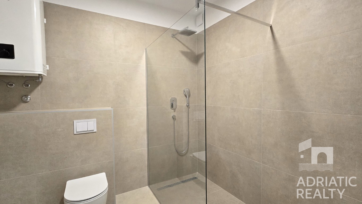 Vodice, appartamento su due livelli con cortile vicino alla spiaggia