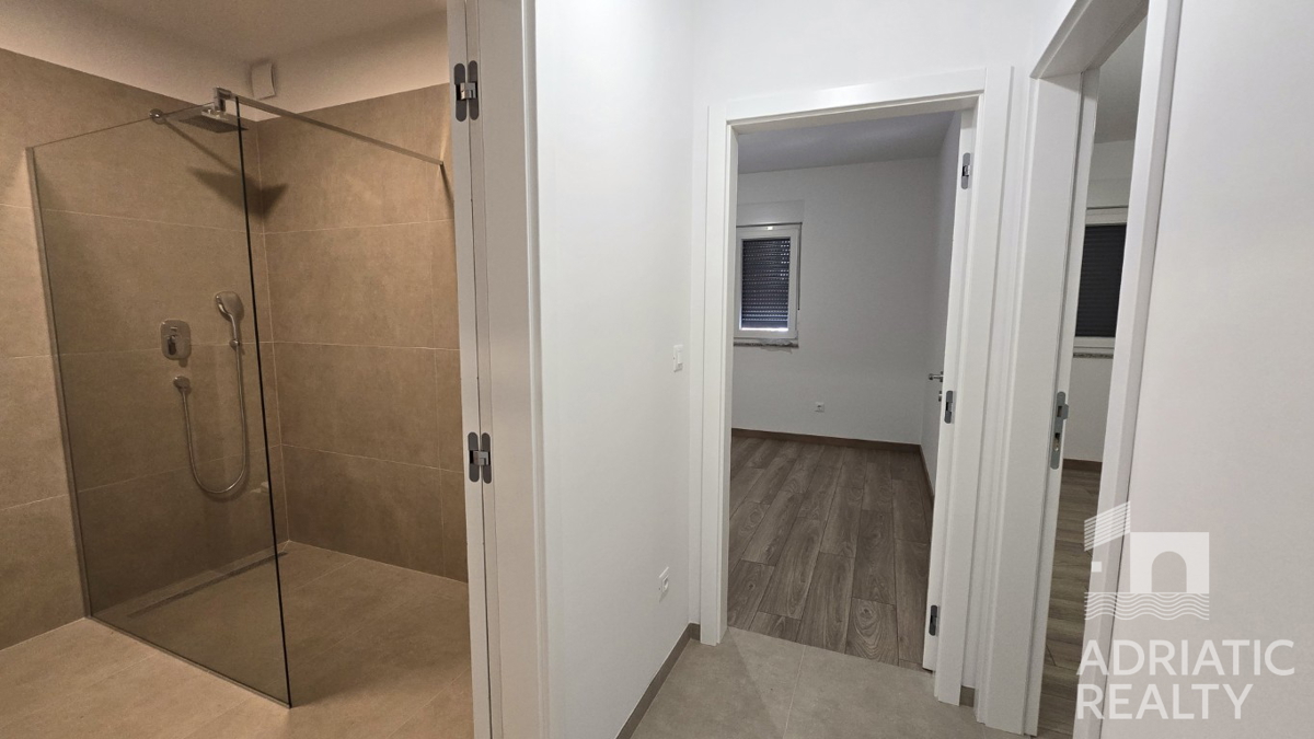 Vodice, appartamento su due livelli con cortile vicino alla spiaggia