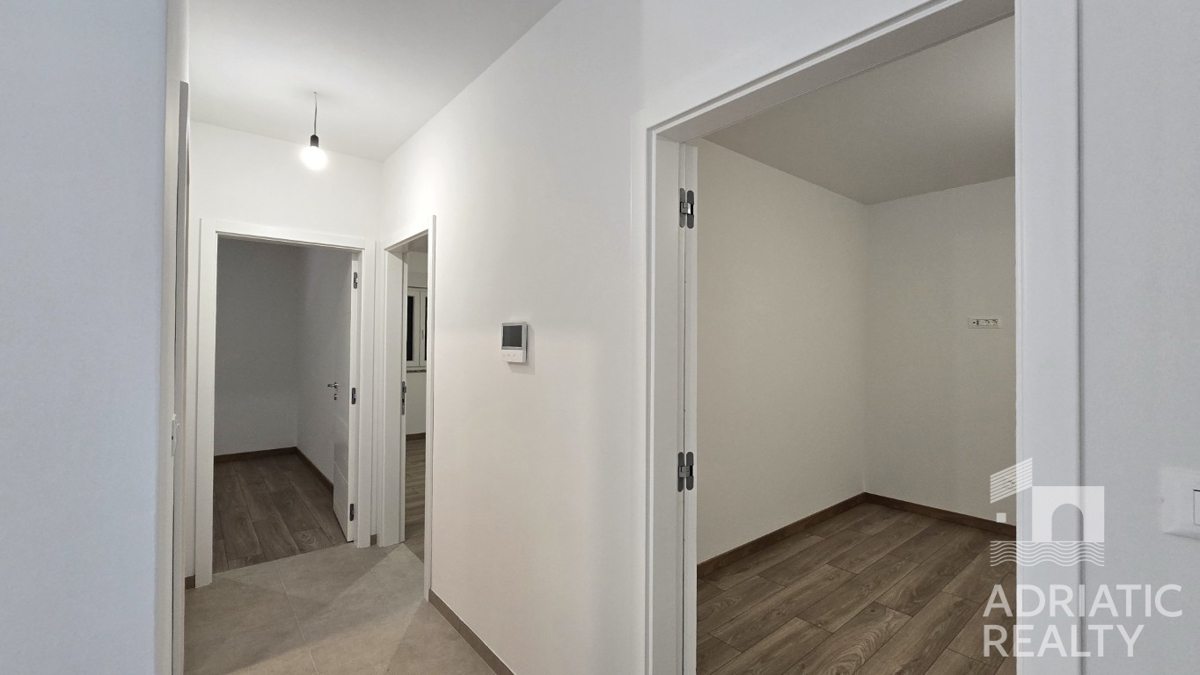 Vodice, appartamento su due livelli con cortile vicino alla spiaggia