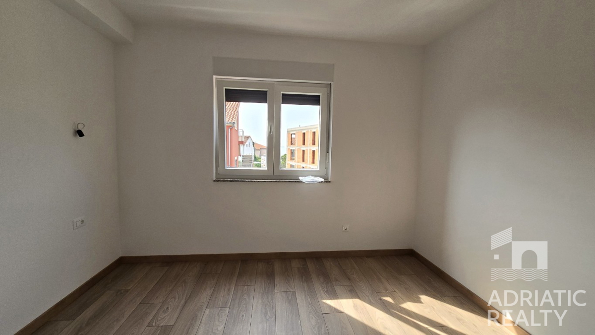 Vodice, appartamento su due livelli con cortile vicino alla spiaggia