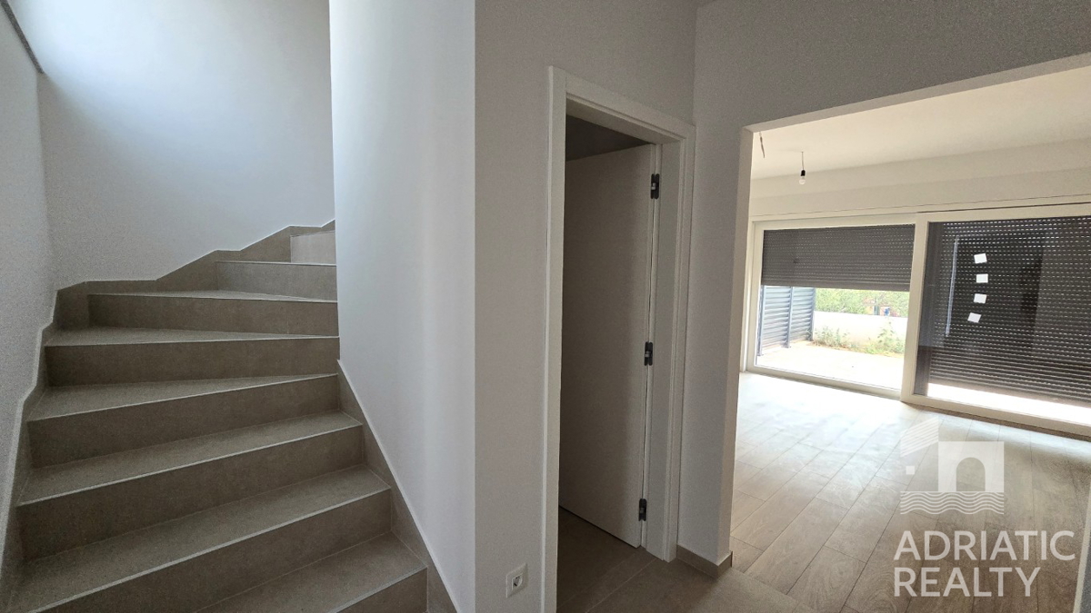 Vodice, appartamento su due livelli con cortile vicino alla spiaggia