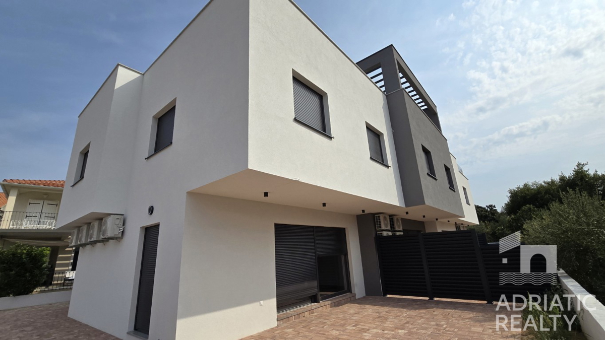 Vodice, appartamento su due livelli con cortile vicino alla spiaggia