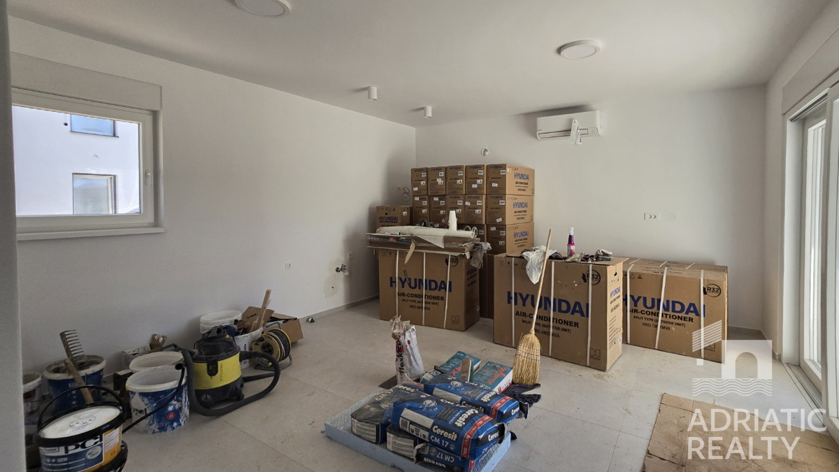 Vodice, nuova costruzione, appartamento con una camera da letto al piano terra a 600 m dalla spiaggia