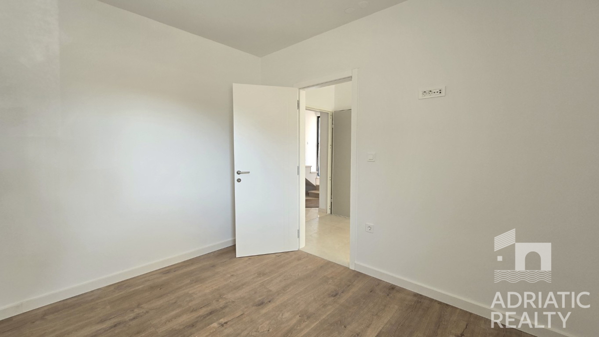 Vodice, nuova costruzione, appartamento con una camera da letto al piano terra a 600 m dalla spiaggia