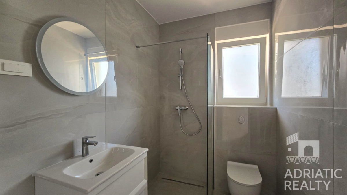 Vodice, nuova costruzione, appartamento con una camera da letto al piano terra a 600 m dalla spiaggia