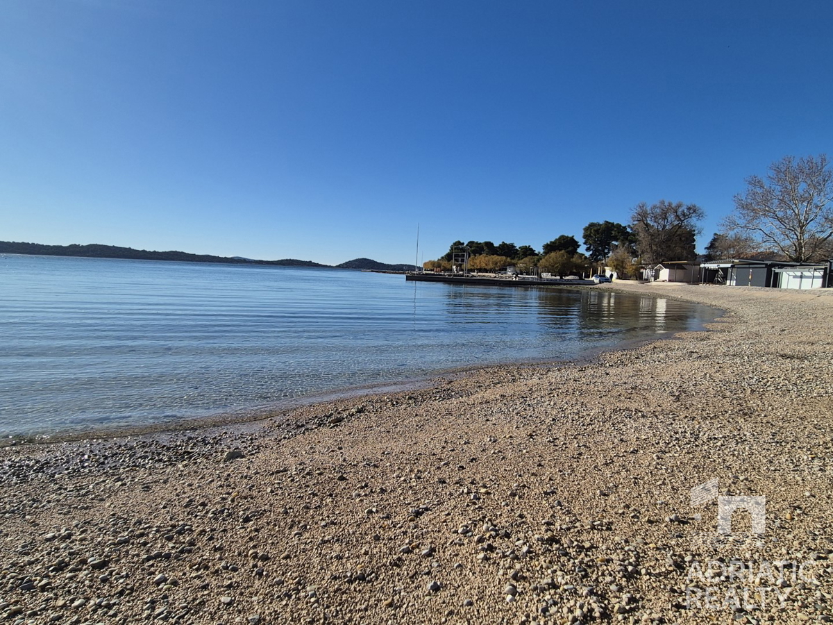 Vodice, nuova casa bifamiliare di lusso con giardino, piscina e vista mare