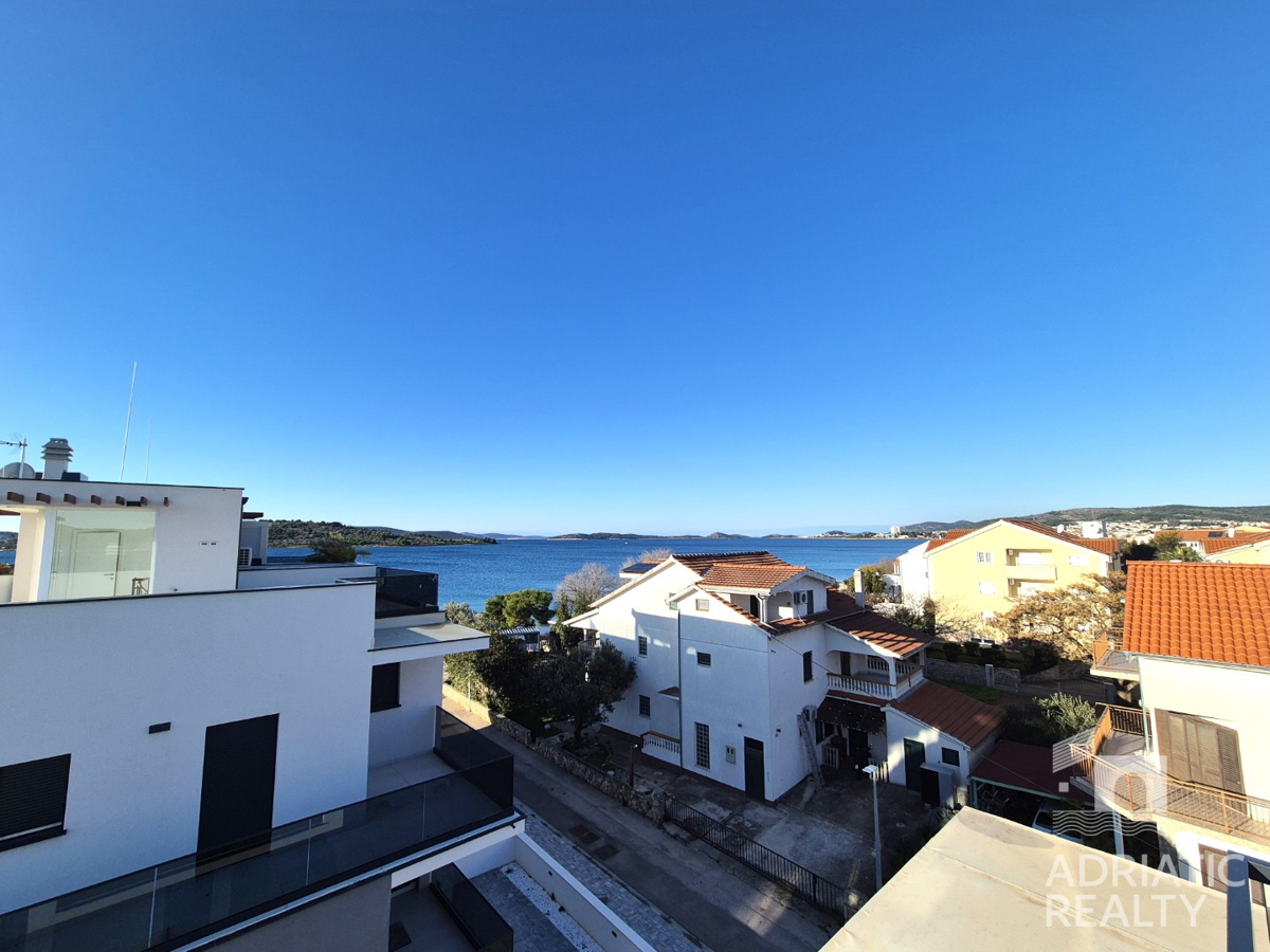 Srima, appartamento di lusso con terrazza sul tetto e vista mare, seconda fila dal mare