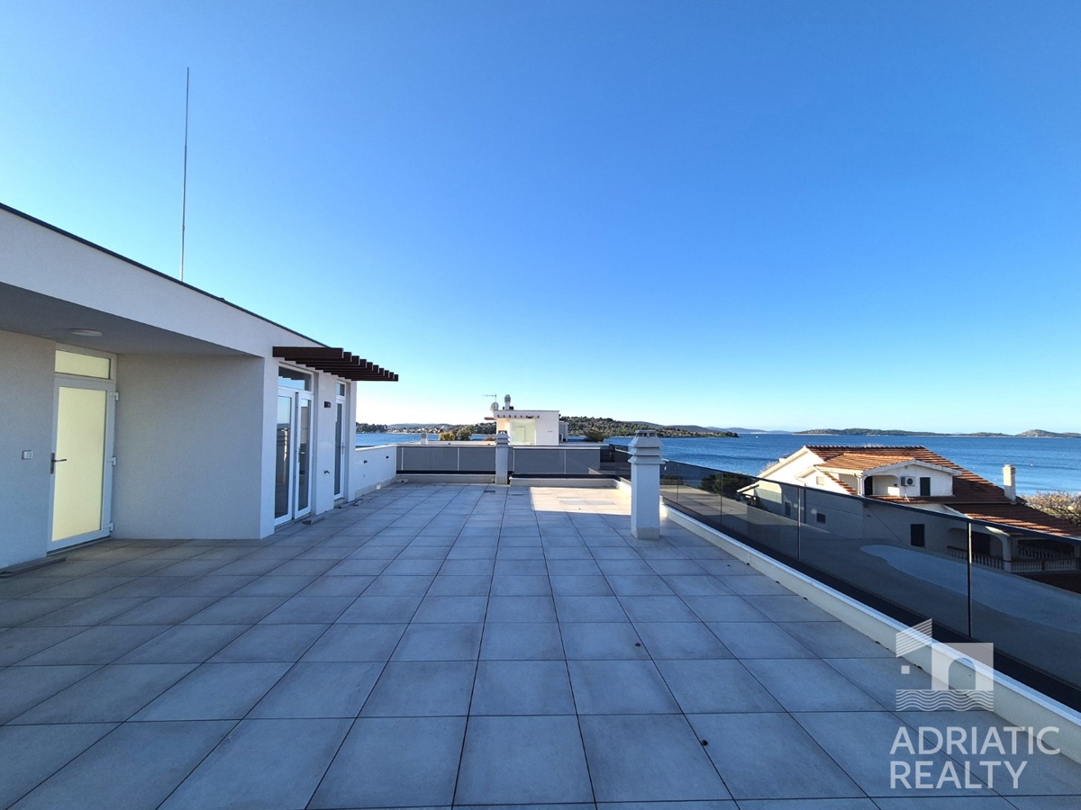 Srima, appartamento di lusso con terrazza sul tetto e vista mare, seconda fila dal mare