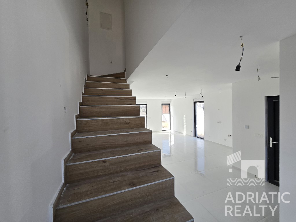 Srima, Vodice, moderna doppia casa con piscina - consegna primavera 2025