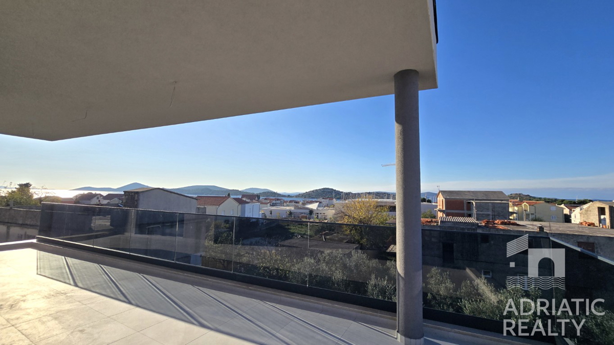 Tribunj, appartamento con tre camere da letto e grande terrazza in una nuova costruzione