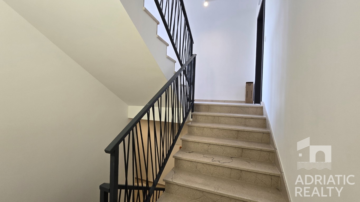 Tribunj, appartamento con tre camere da letto e grande terrazza in una nuova costruzione