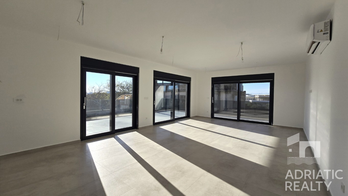 Tribunj, appartamento con tre camere da letto e grande terrazza in una nuova costruzione