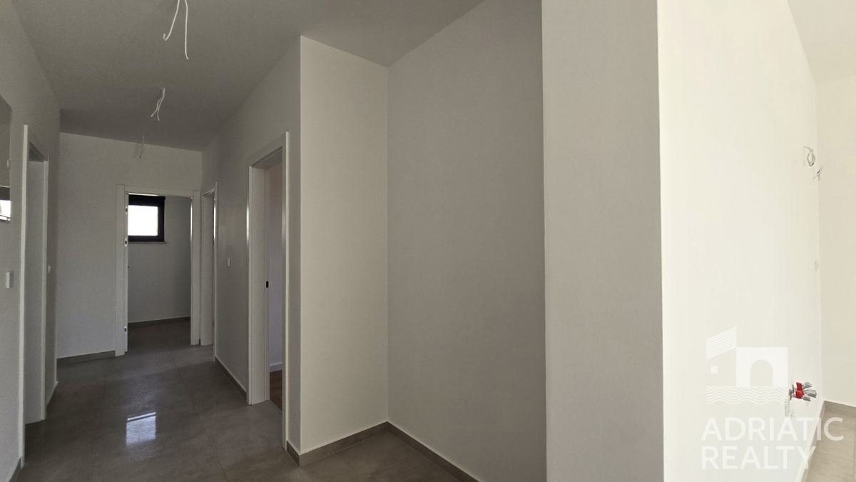 Tribunj, appartamento con tre camere da letto e grande terrazza in una nuova costruzione