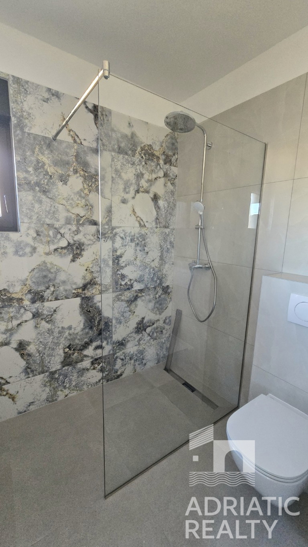 Tribunj, appartamento con tre camere da letto e grande terrazza in una nuova costruzione