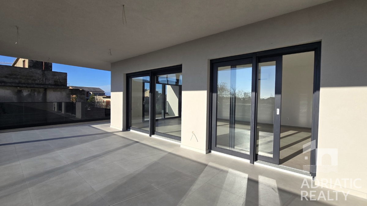 Tribunj, appartamento con tre camere da letto e grande terrazza in una nuova costruzione