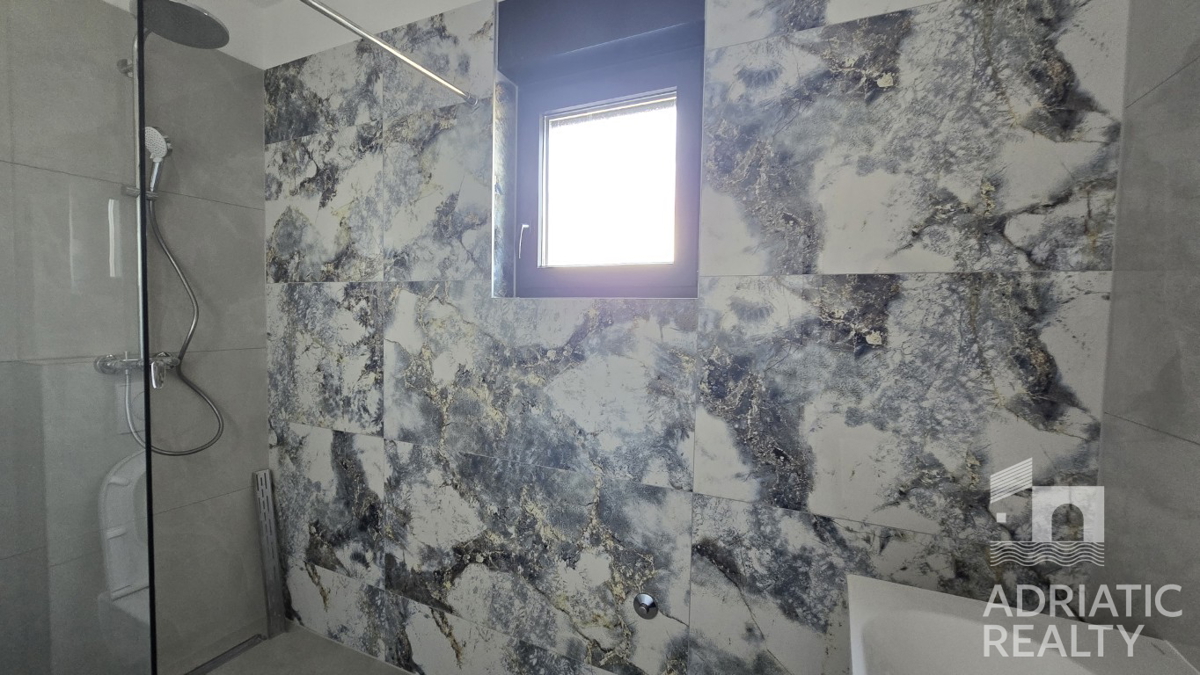 Tribunj, appartamento con tre camere da letto e grande terrazza in una nuova costruzione