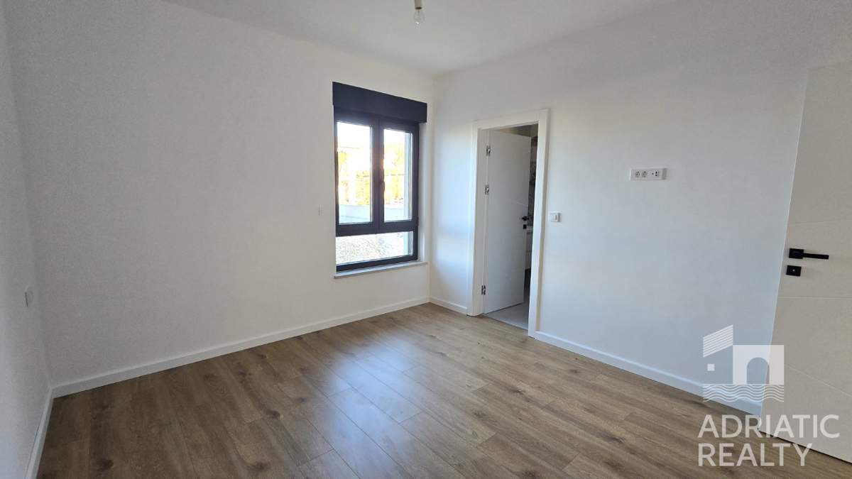 Tribunj, appartamento con tre camere da letto e grande terrazza in una nuova costruzione