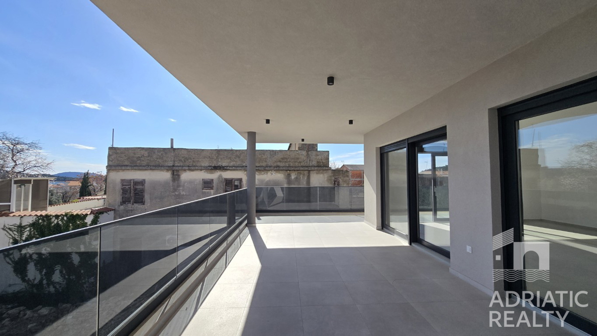 Tribunj, appartamento con tre camere da letto e grande terrazza in una nuova costruzione