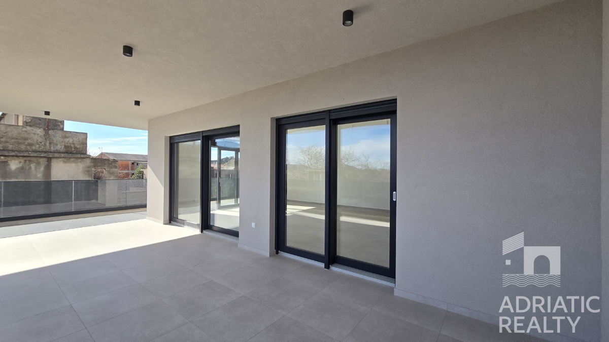 Tribunj, appartamento con tre camere da letto e grande terrazza in una nuova costruzione