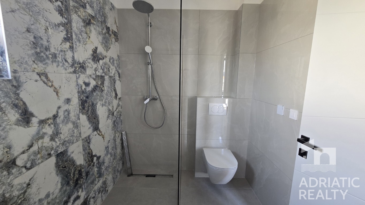 Tribunj, appartamento con tre camere da letto e grande terrazza in una nuova costruzione